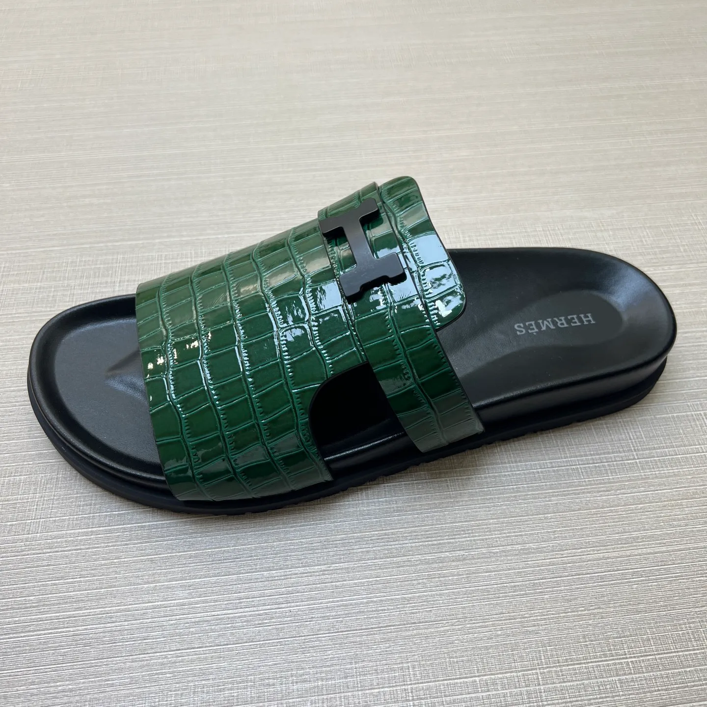 [H Family Hermès] P: 360💰 Size: 38-45 Hermes Men’s Kazimir Slippers - 2025 Summer New Hermès Same as the original version, with colored cowhide surface + rubber combined sole, handmade by master-level craftsmen! ❥High-end customization, exclusive products, the highest version in the industry.